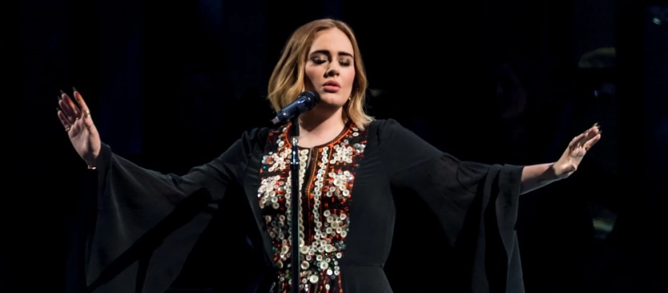 Adele: Σούπερ αδυνατισμένη και αγνώριστη στη νέα της φωτογραφία (φωτό)